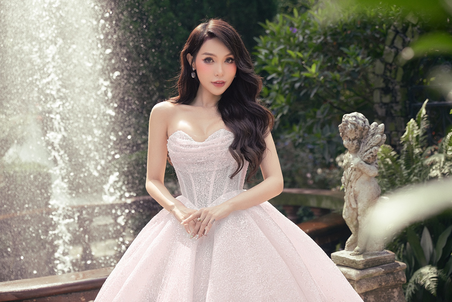 Nguoi dep chuyen gioi long lay trong BST vay cuoi tu Kim Couture hinh anh