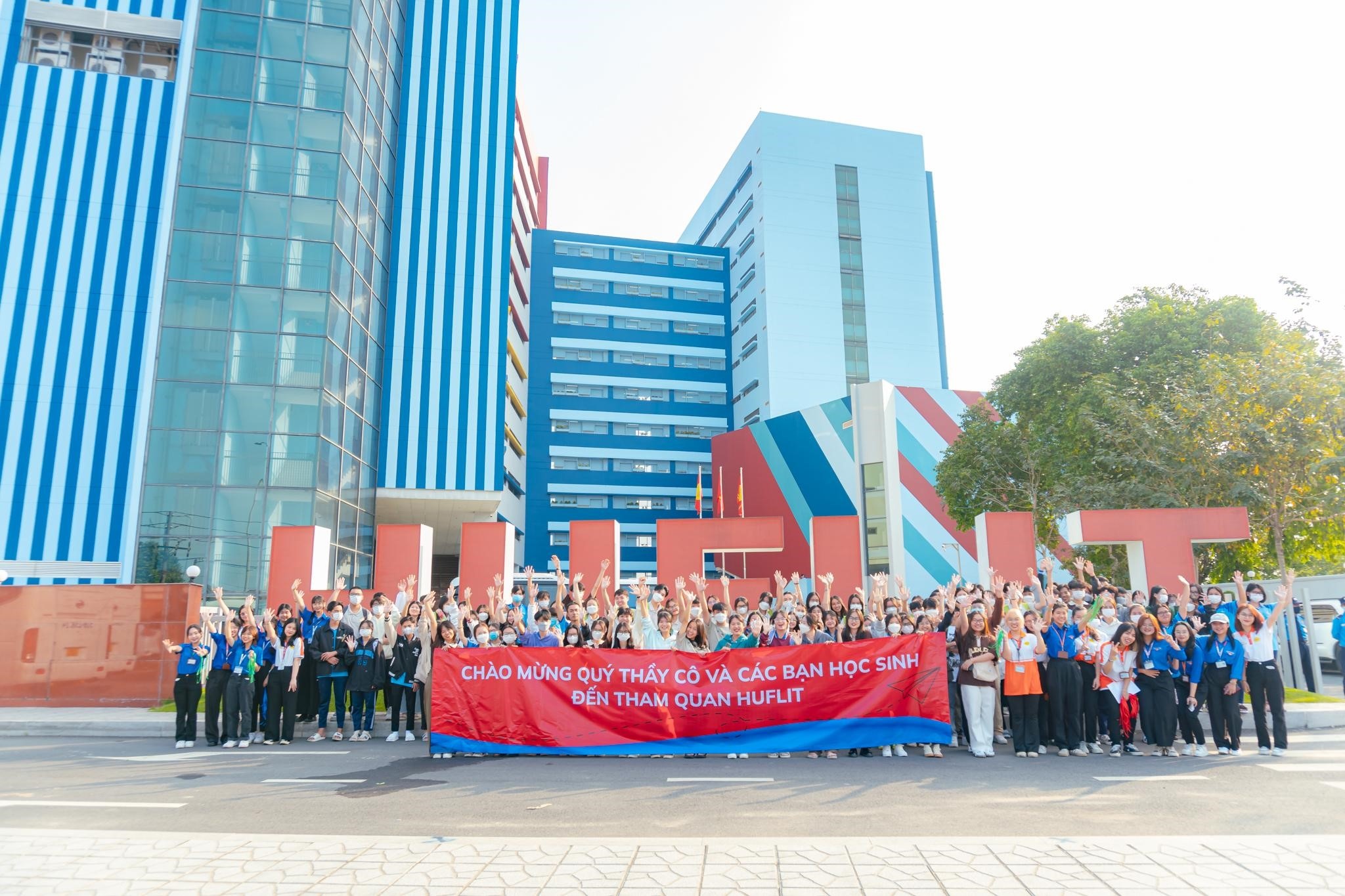 HUFLIT tuyen sinh anh 1