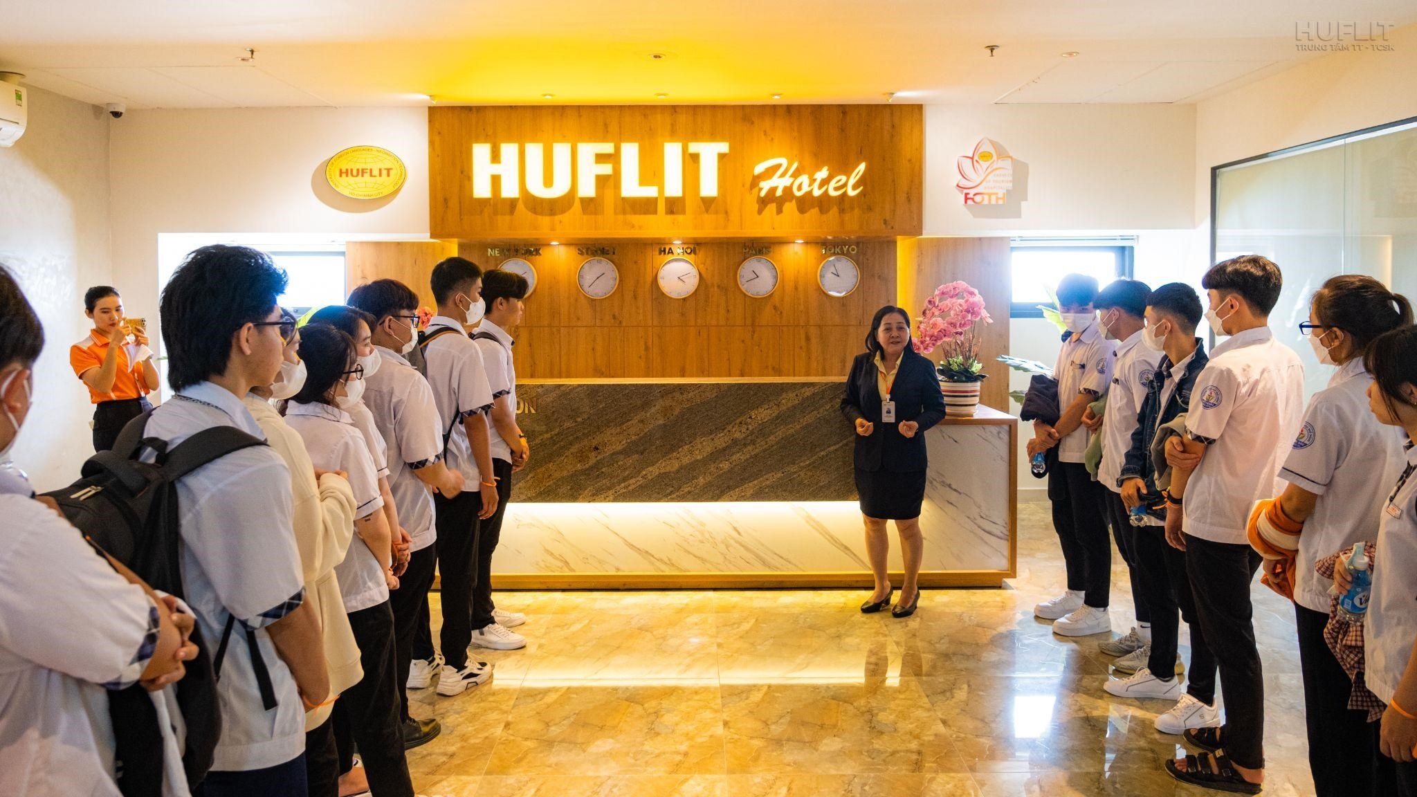 HUFLIT tuyen sinh anh 2