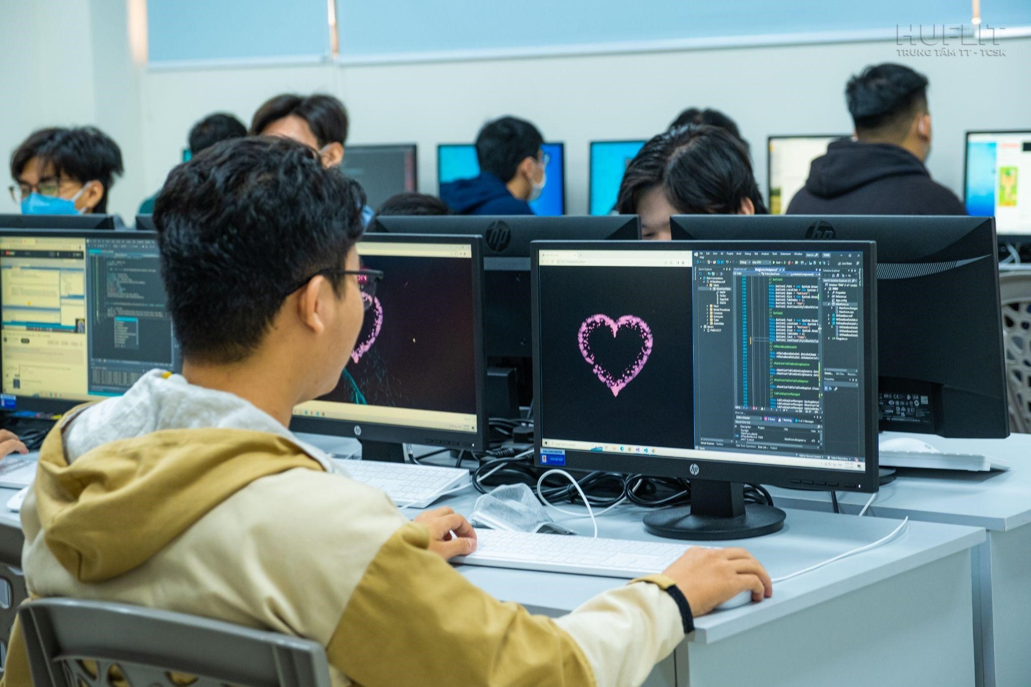 HUFLIT tuyen sinh anh 4