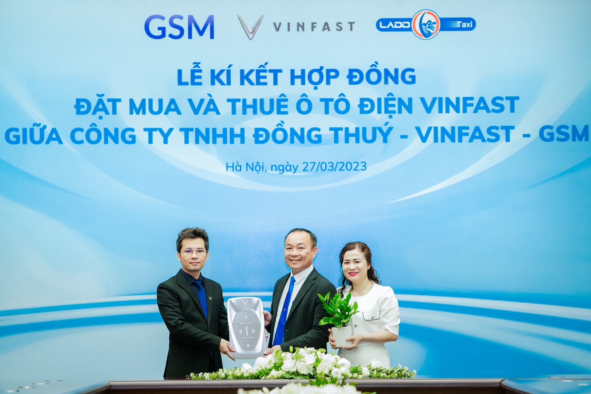 Lado taxi thue 500 oto dien VinFast va mua bo sung 40 xe VF e34 hinh anh