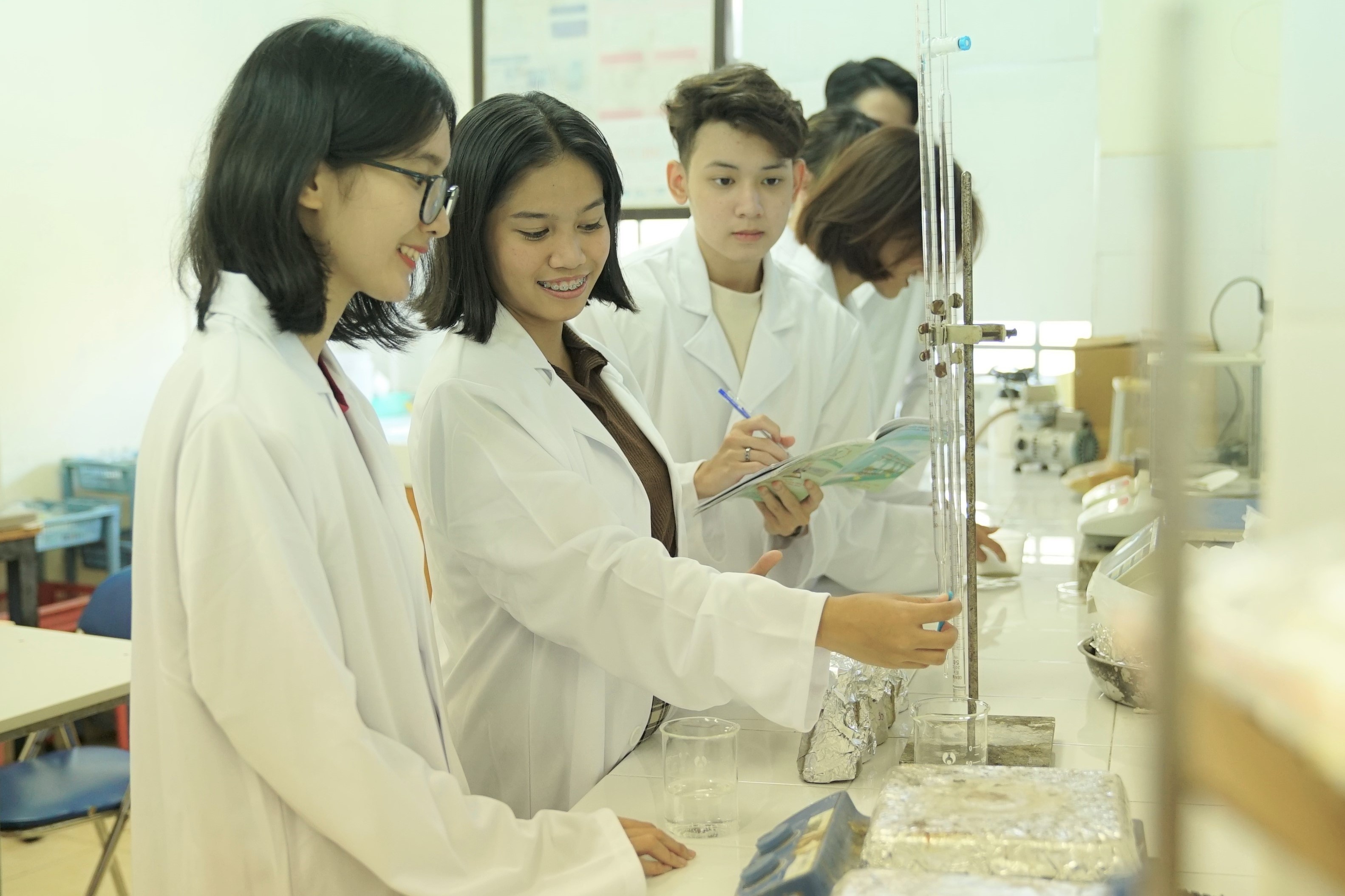 Lao dong da ky nang khong lo truoc 'bao' sa thai hinh anh