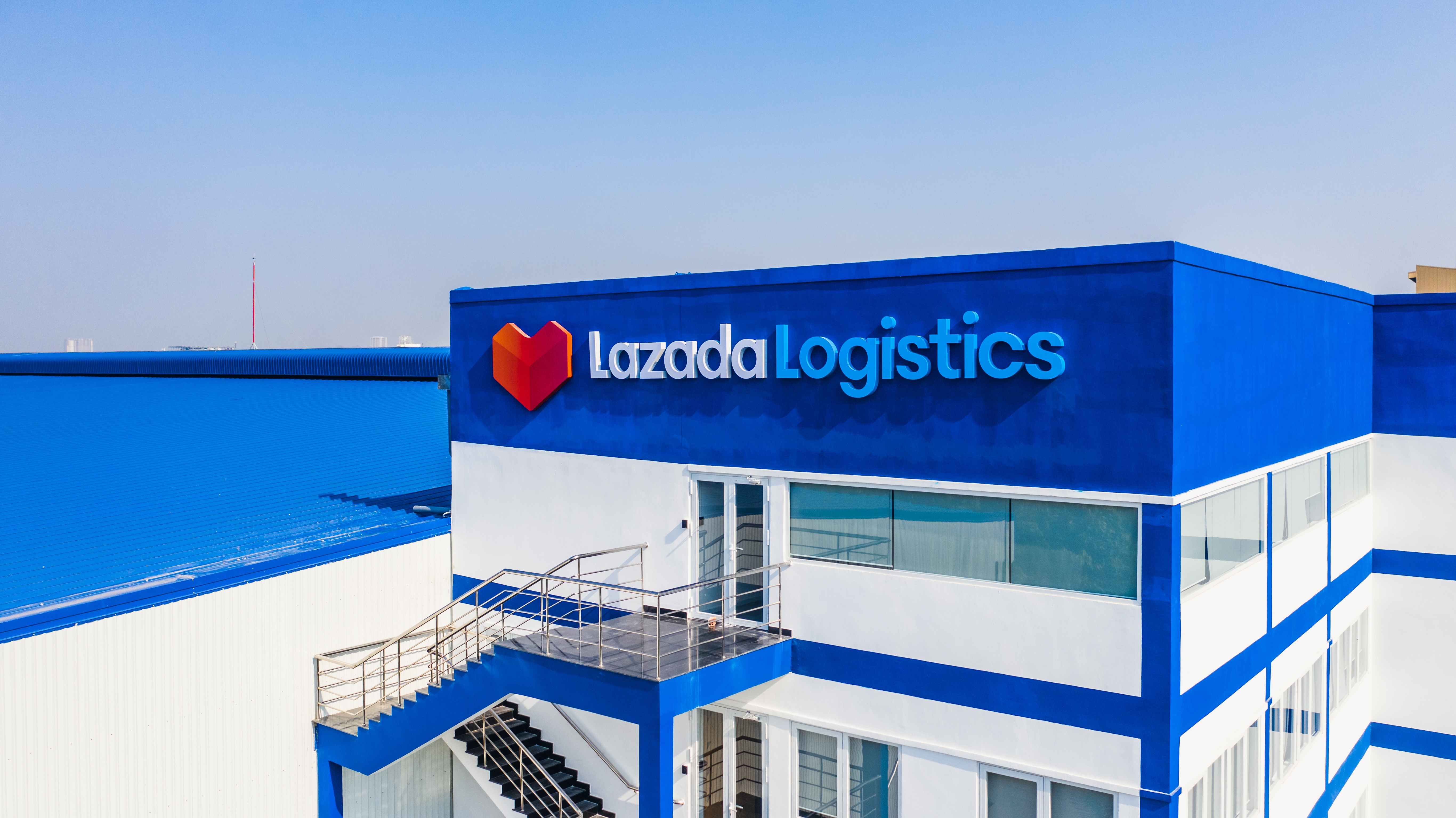 Co gi tai trung tam phan loai hang hoa lon nhat Lazada Logistics? hinh anh