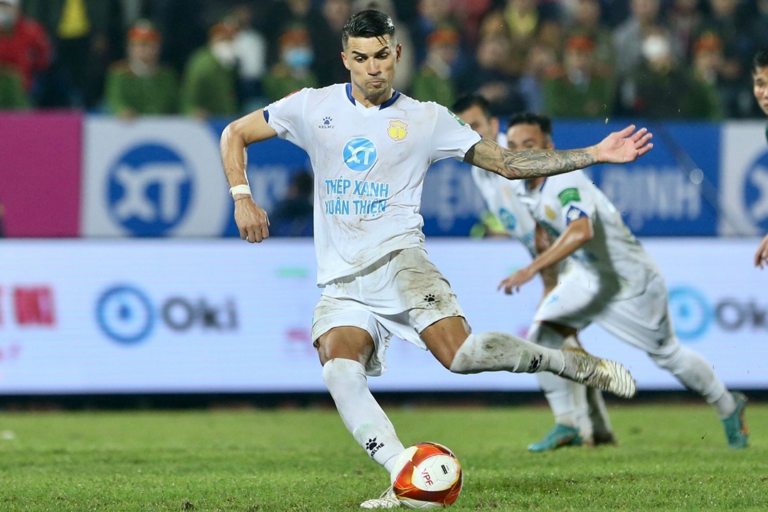 FPT Play dong hanh cung V.League kham pha chuyen ben le san co hinh anh