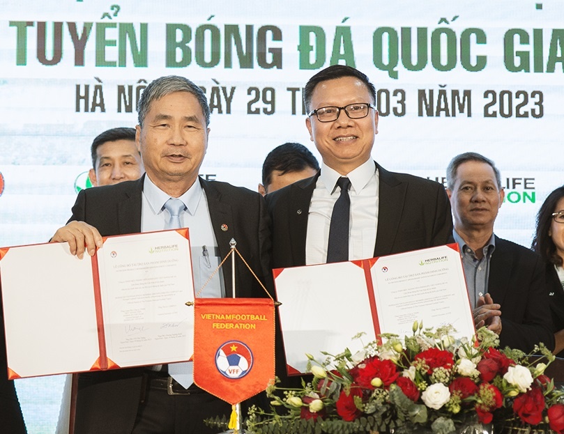 Herbalife Viet Nam tai tro cho cac doi tuyen bong da quoc gia hinh anh