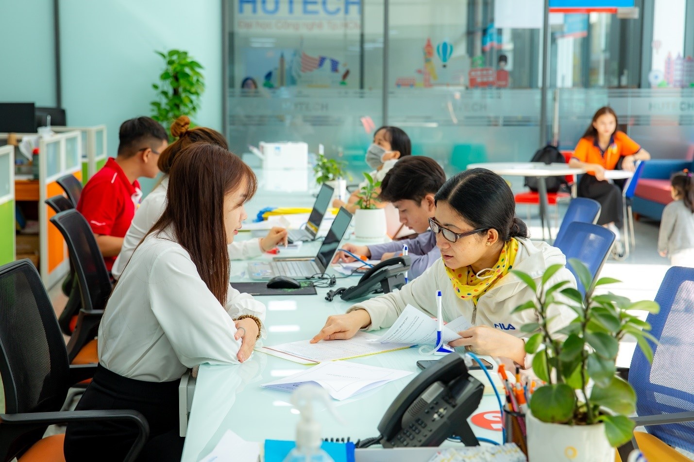 Dang ky xet tuyen hoc ba truoc 30/4, co hoi nhan hoc bong 5 trieu dong hinh anh