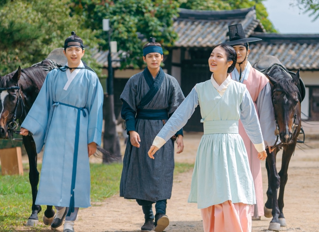 Moi tinh tay tu bi hai trong phim co trang 'Quan tro tinh yeu' hinh anh