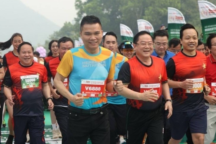 Giai chay marathon dang nho voi su dong hanh cua Herbalife Viet Nam hinh anh