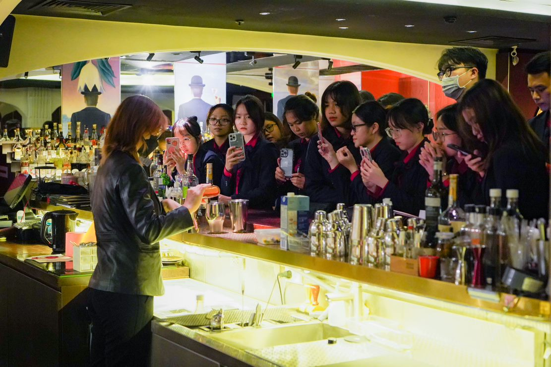 UEF,  nganh nha hang anh 3