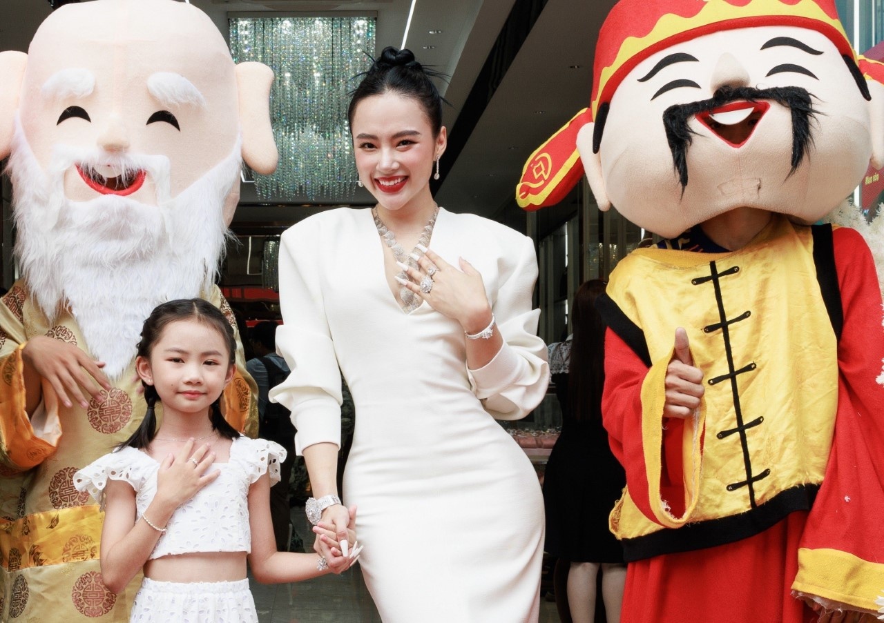 Angela Phuong Trinh dua con gai nuoi toi su kien khai truong hinh anh