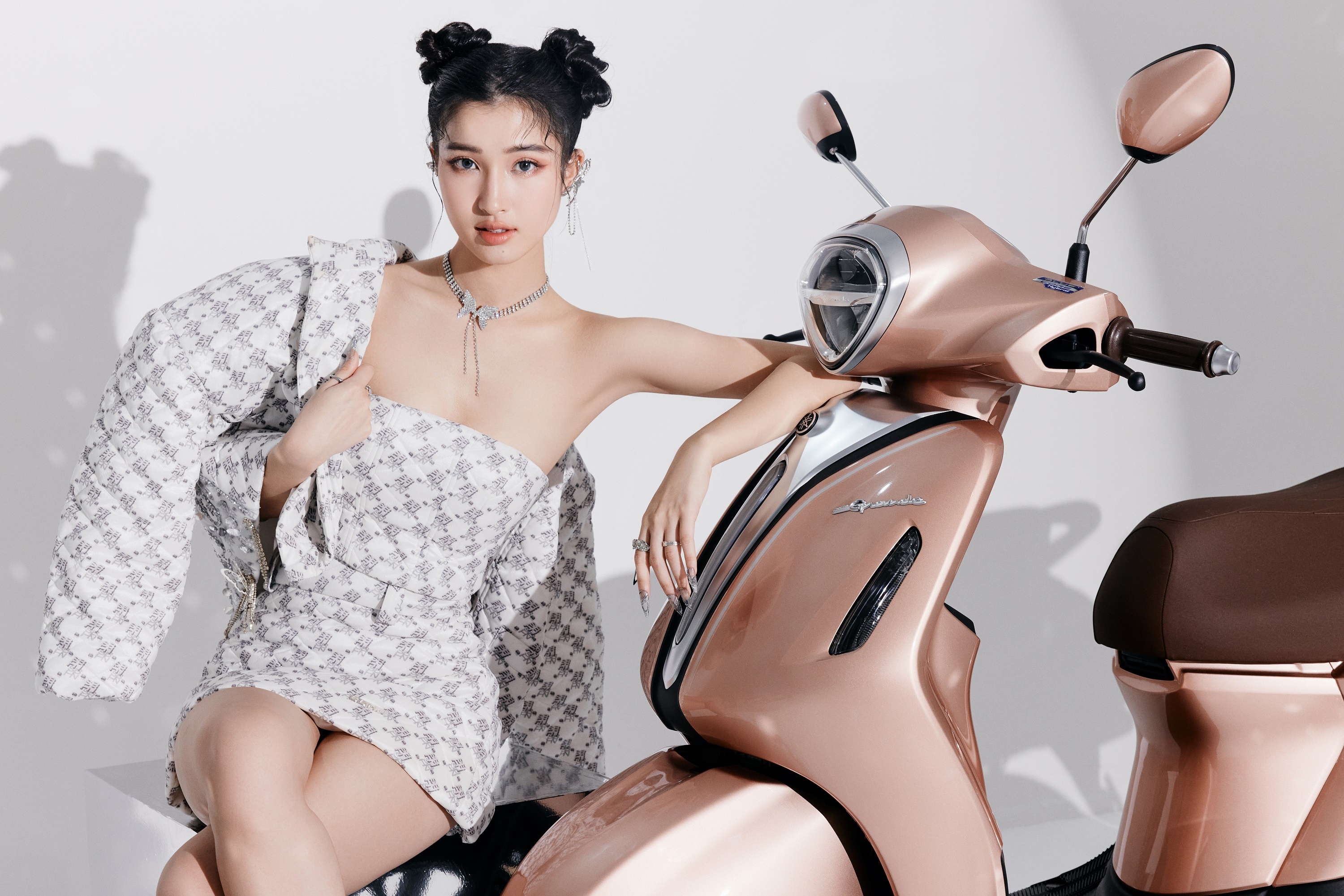 A hau Phuong Nhi gay bat ngo voi phong cach ca tinh hinh anh