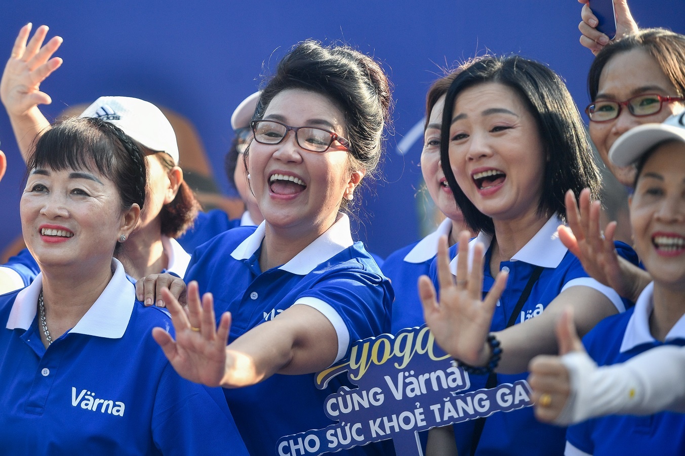 Chuyen da ngoai dac biet dua nguoi trung va cao nien tro ve thanh xuan hinh anh