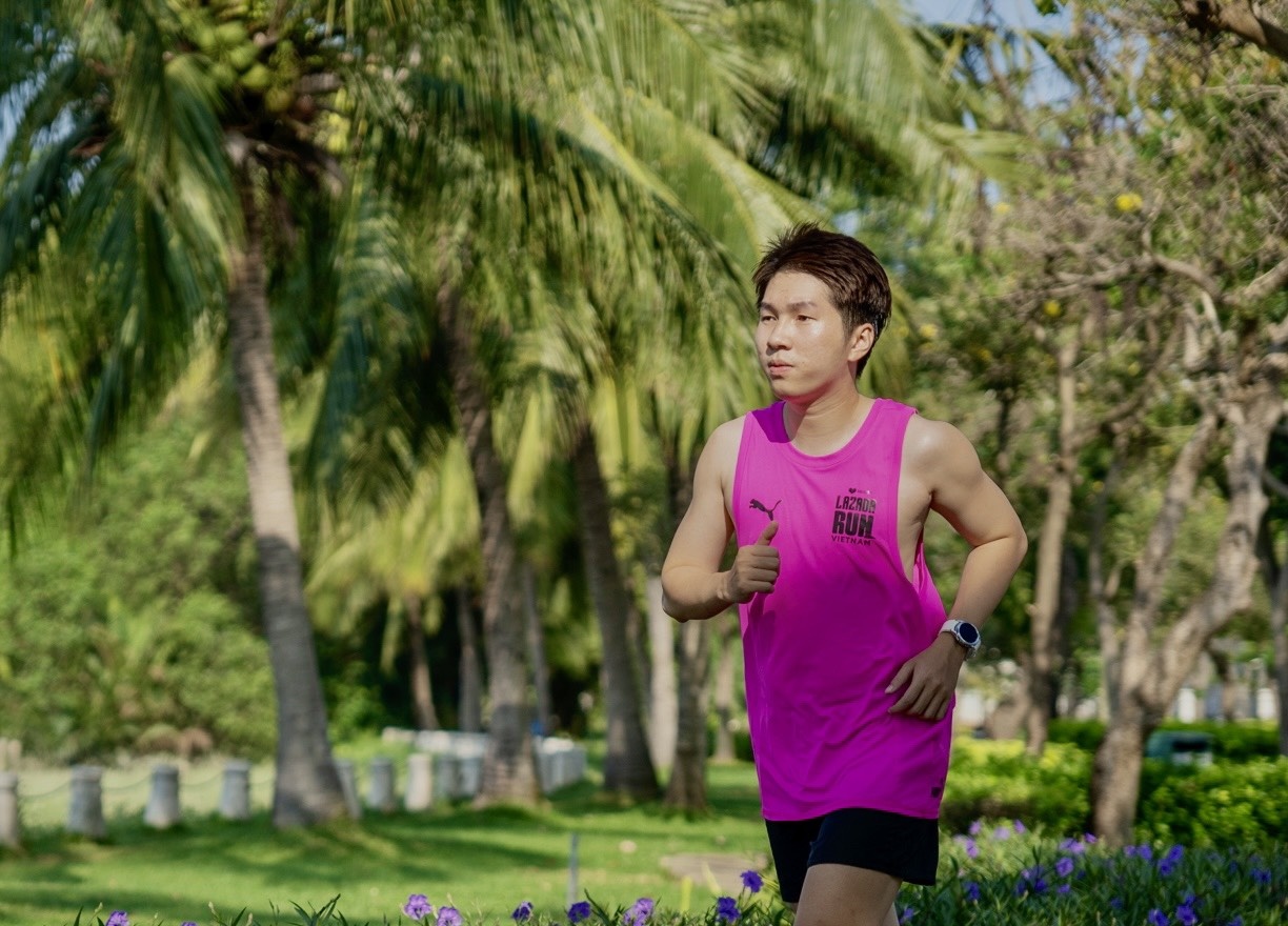 Runner chay thu cung duong Lazada Run truoc ngay kick-off hinh anh
