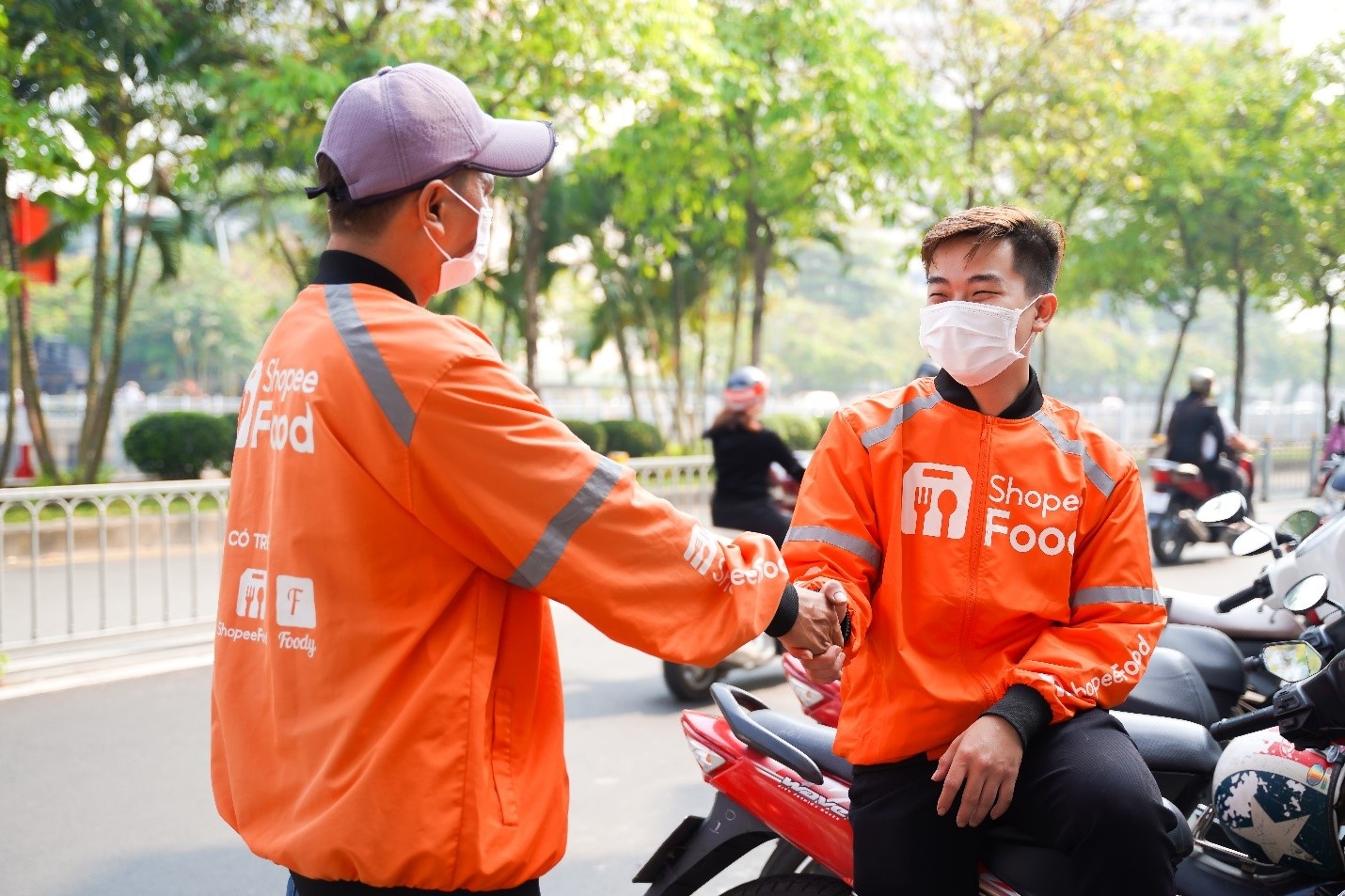 Tai xe ShopeeFood huong quyen loi kep tu hai goi bao hiem song song hinh anh