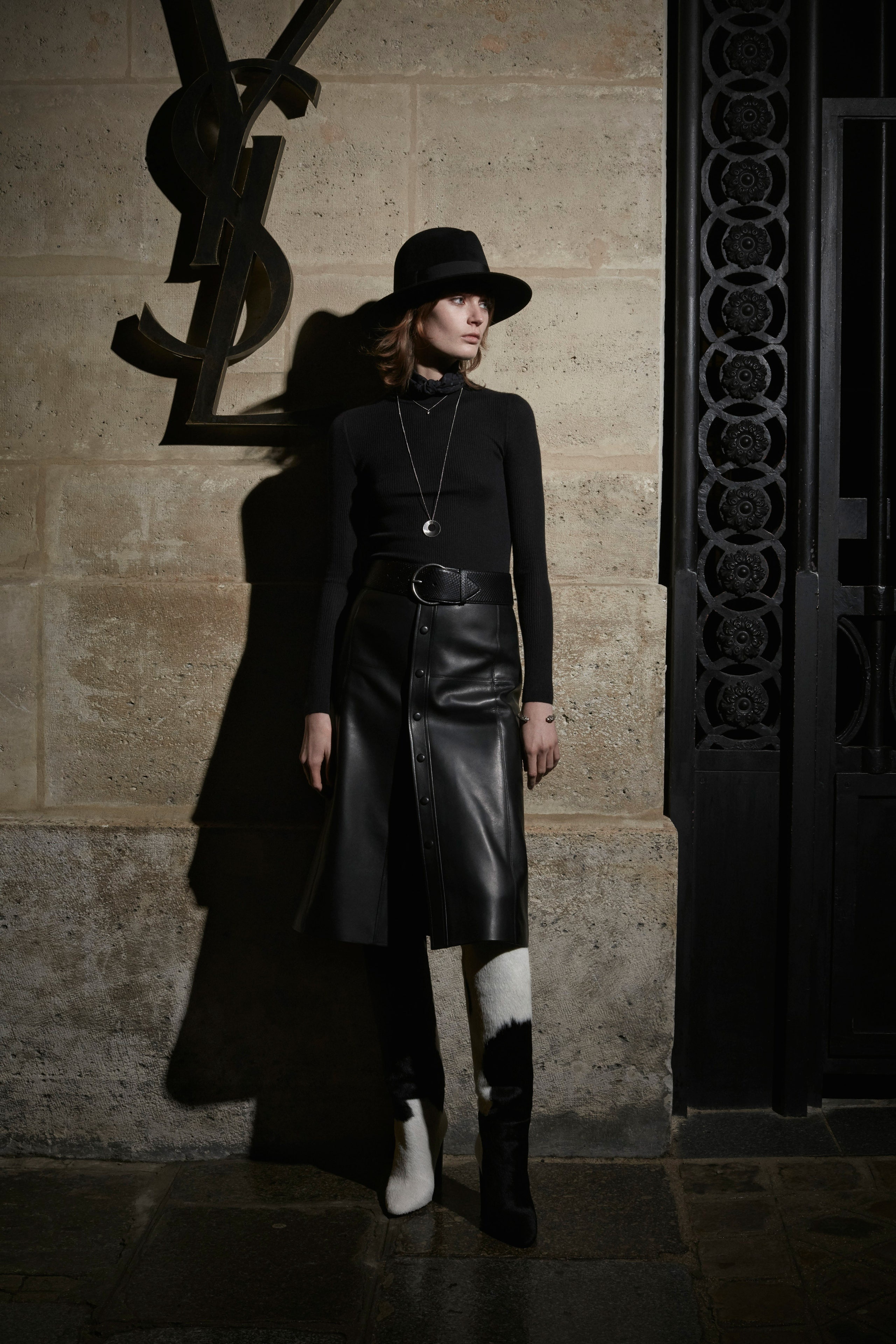 Saint Laurent giam gia anh 1