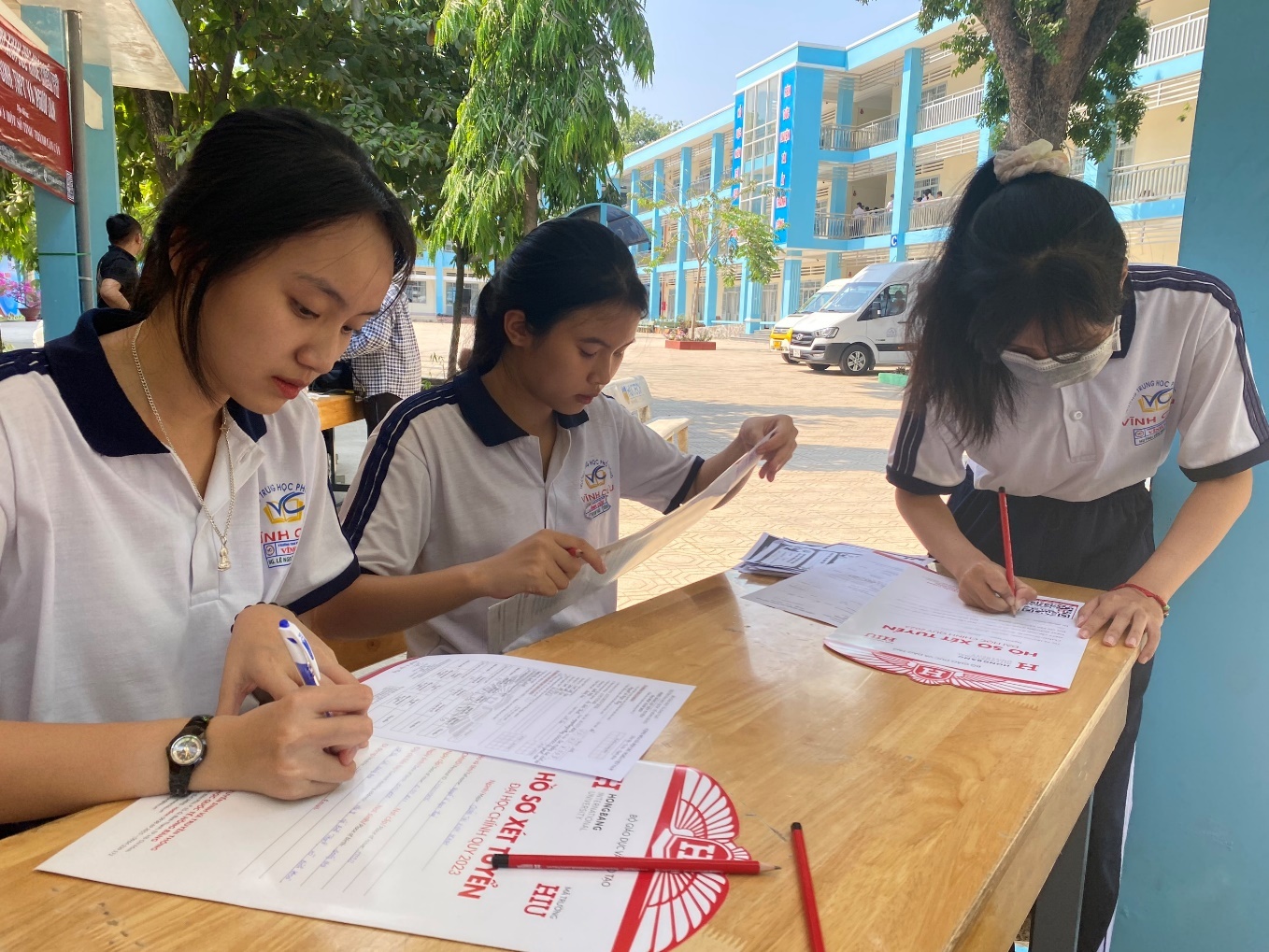 HIU,  tuyen sinh 2023 anh 1