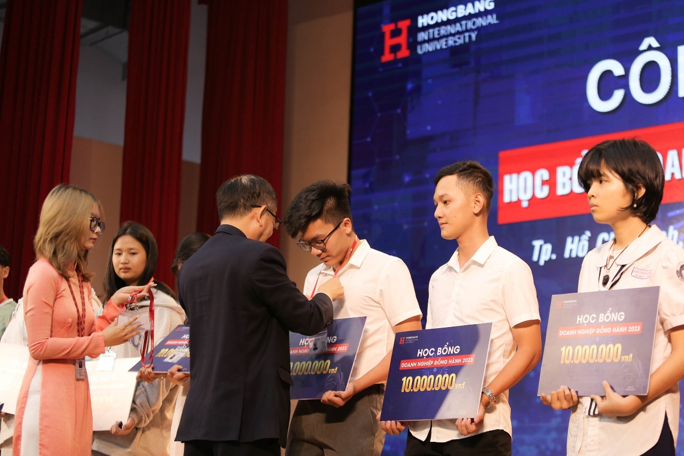 HIU,  tuyen sinh 2023 anh 3