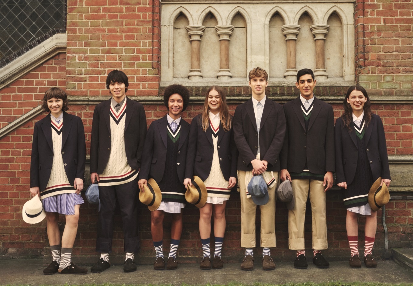 JW Anderson - tu dien vien hut den NTK hop tac thuong hieu noi tieng hinh anh