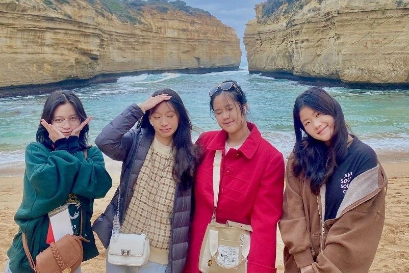 Hai tuan trai nghiem cuoc song du hoc sinh hinh anh