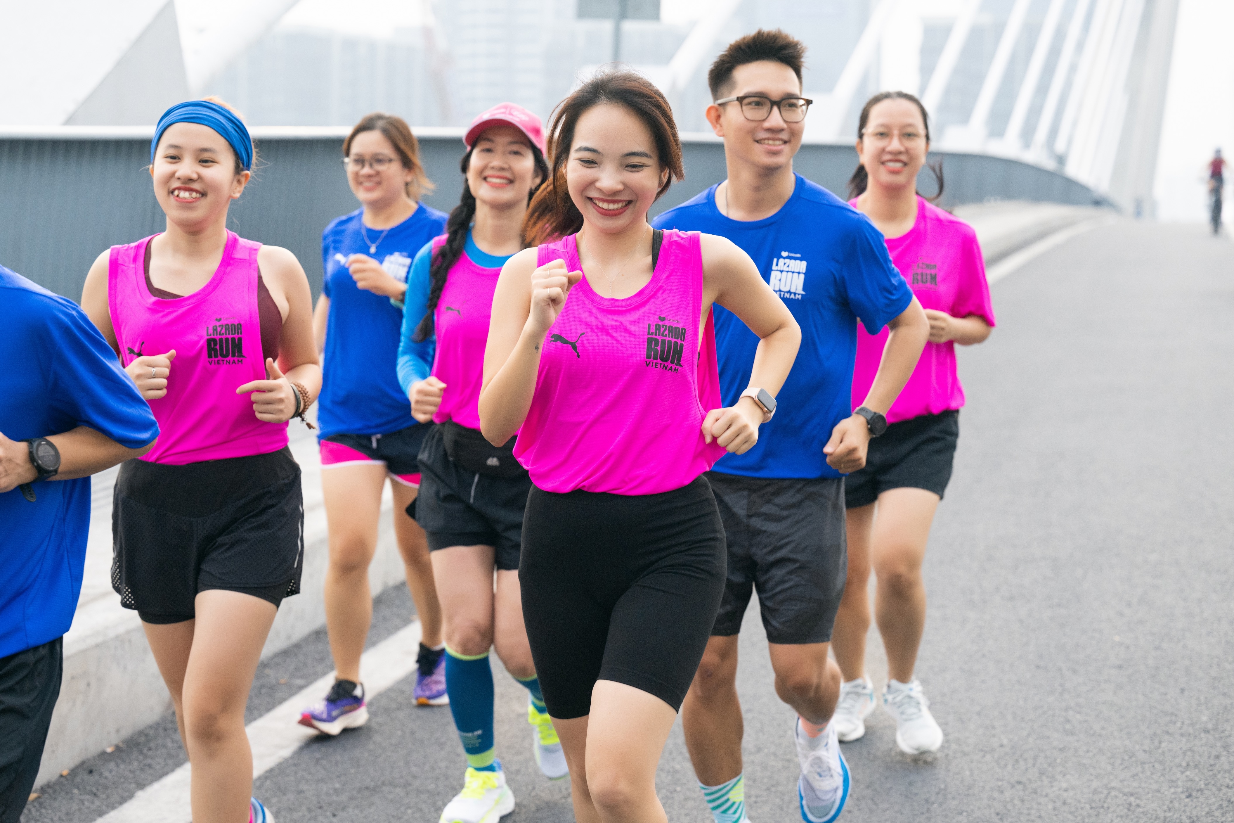 Techcombank Inspire co vu gioi tre ‘song ruc mau' voi Lazada Run hinh anh