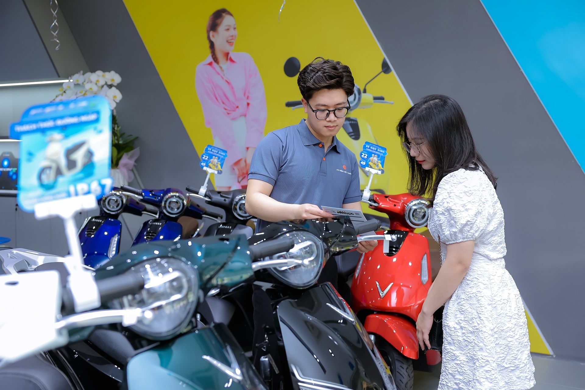 Khai truong dai ly uy quyen xe may dien VinFast dau tien tai Ha Noi hinh anh