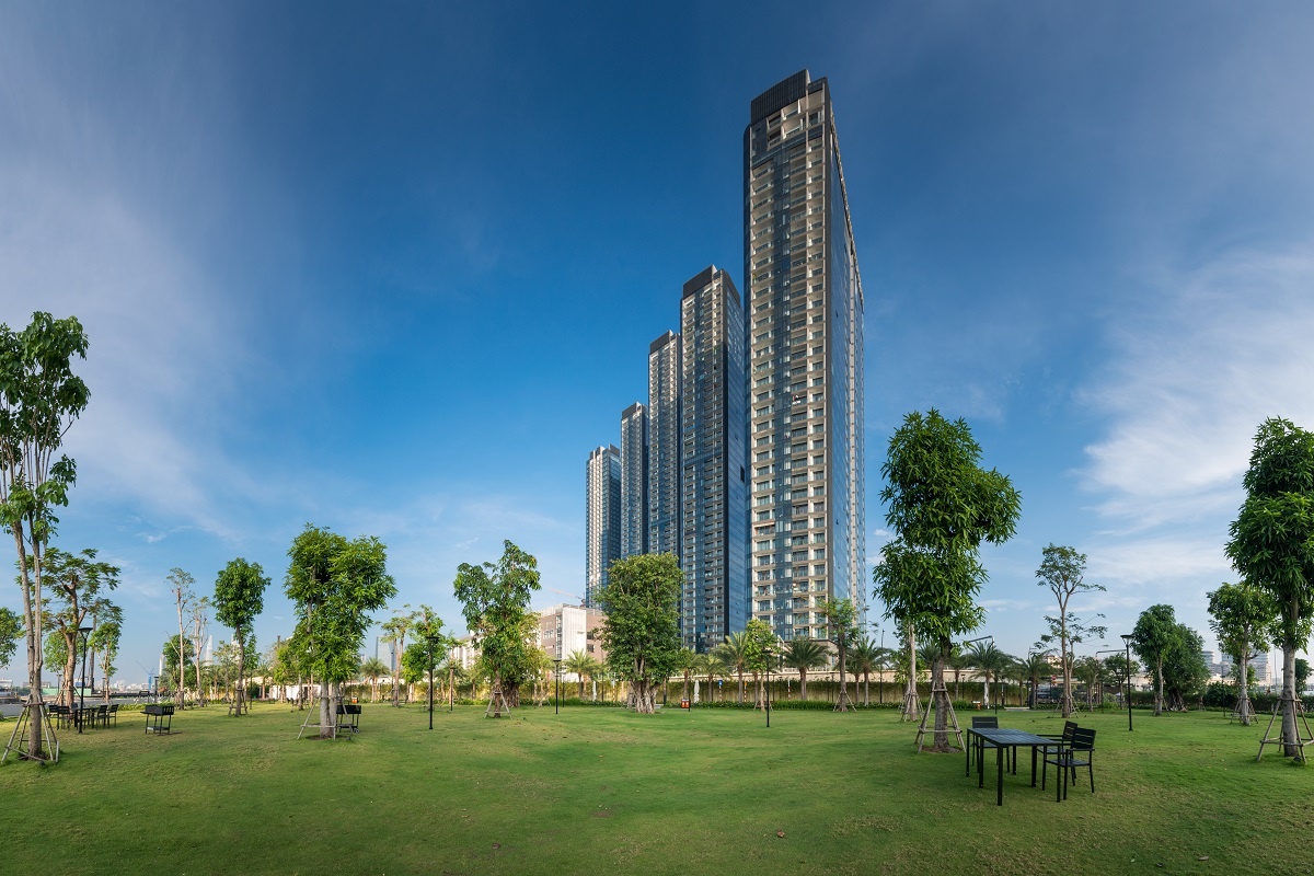 Vinhomes Golden River hap dan cu dan voi loi song ‘live - work - play’ hinh anh