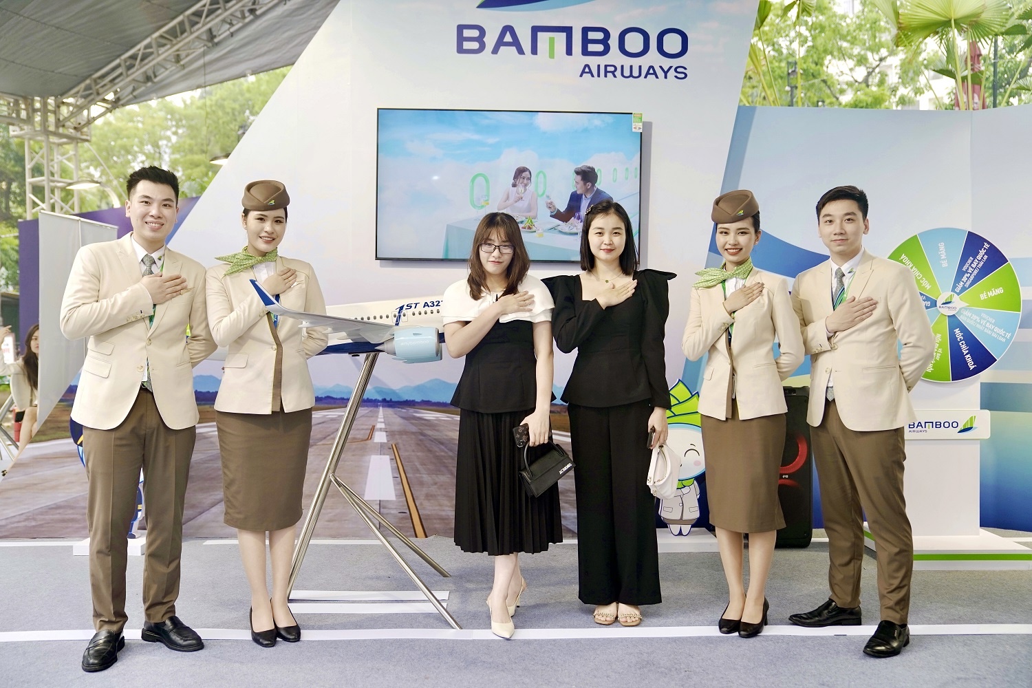 Hang nghin khach ghe tham gian hang Bamboo Airways tai VITM hinh anh