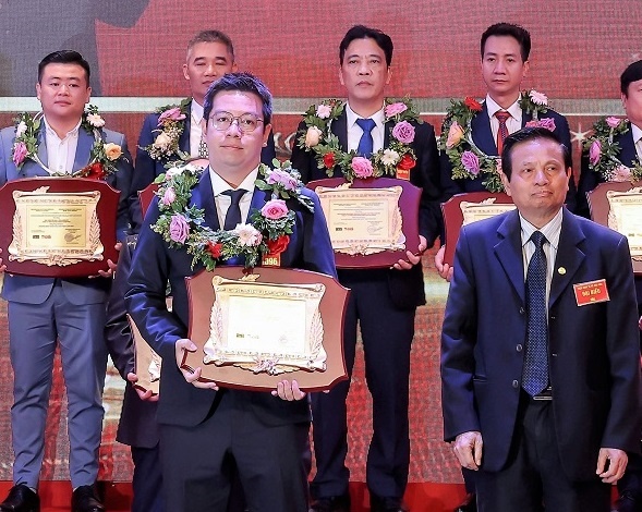 CEO Topebox nhan giai ‘Doanh nhan xuat sac dat Viet’ 2023 hinh anh