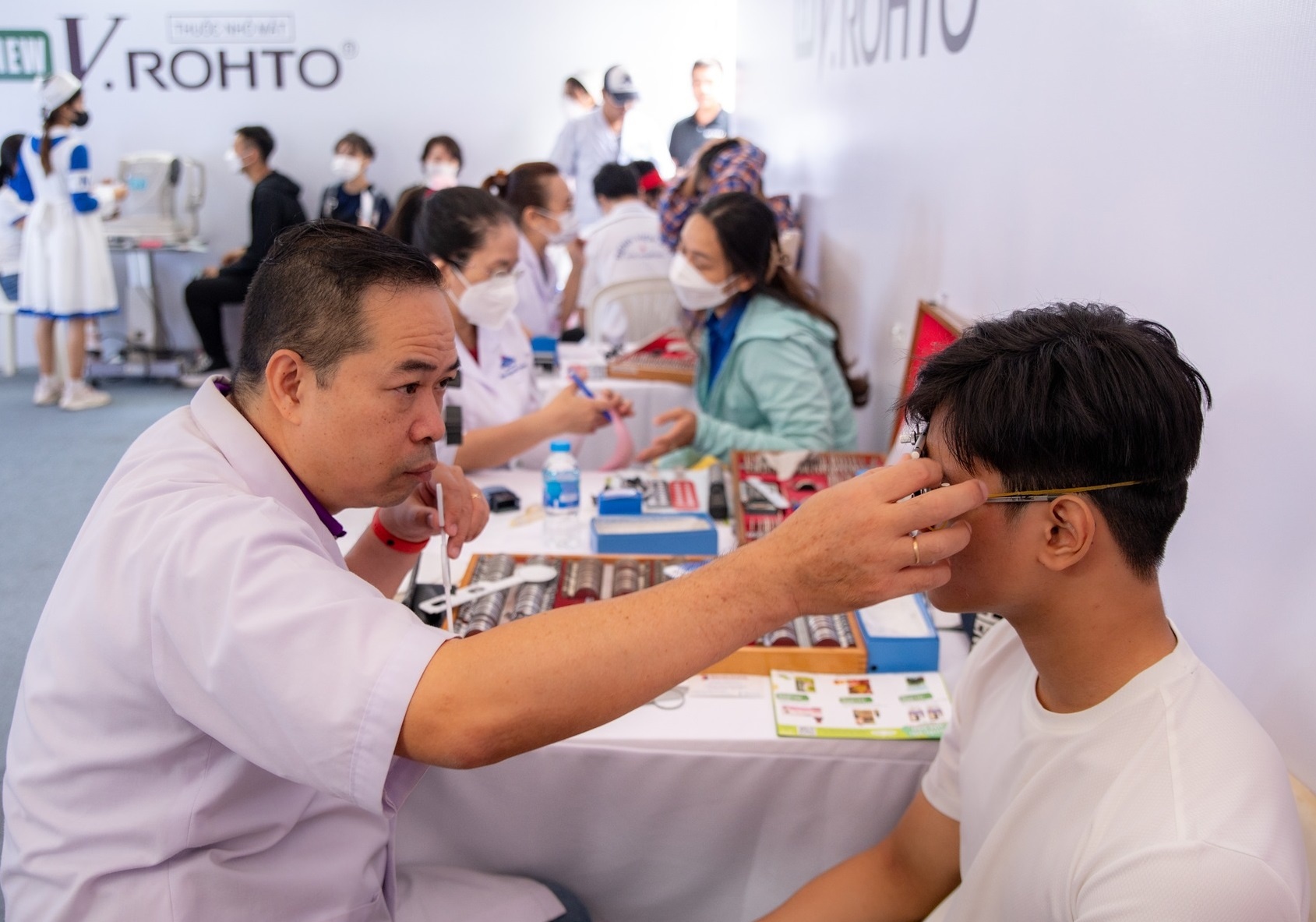 V.Rohto viet tiep hanh trinh 17 nam vi cong dong hinh anh