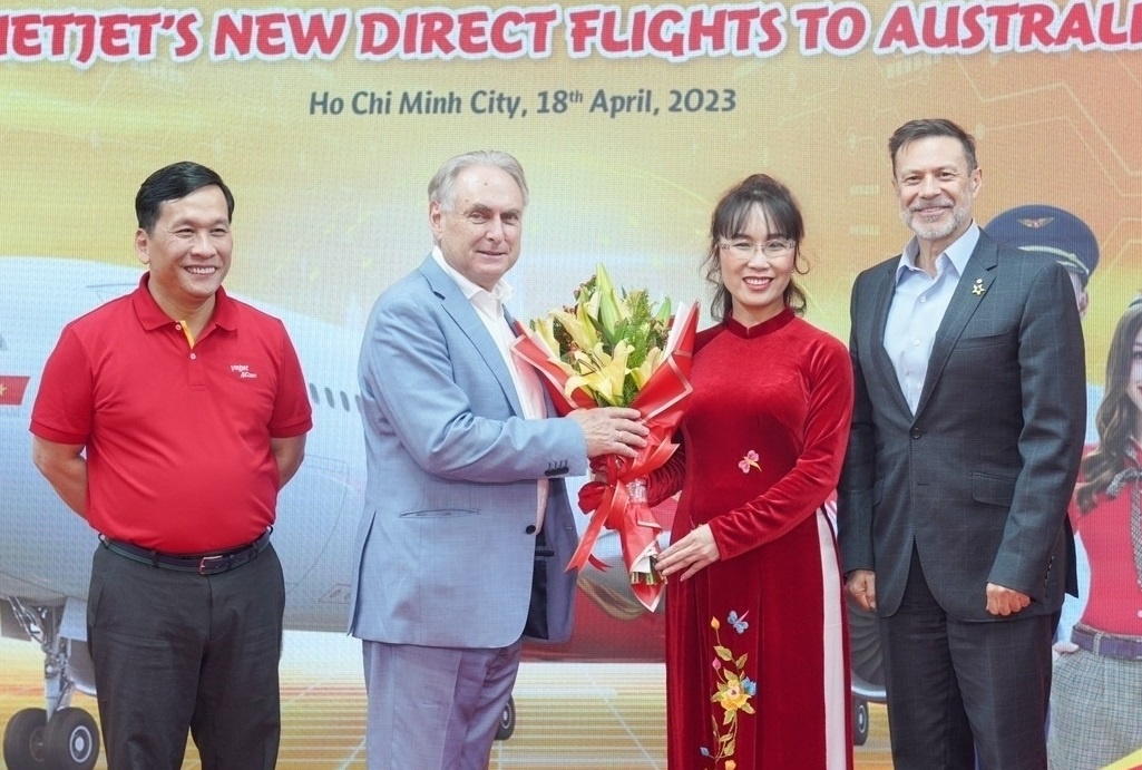 Bo truong Thuong mai va Du lich Australia tham, chuc mung Vietjet hinh anh