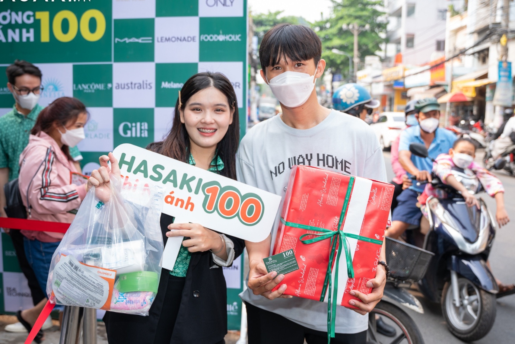 Hon 3.000 nguoi mua sam trong ngay khai truong Hasaki chi nhanh 100 hinh anh