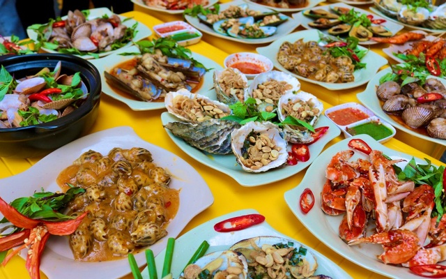 Bi kip foodtour Da Nang mua le khong lo chen chuc, xep hang hinh anh