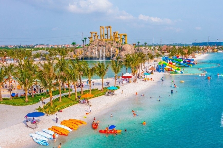 Du khach doi gio ve 'pho dong' cua Ha Noi dip le hinh anh