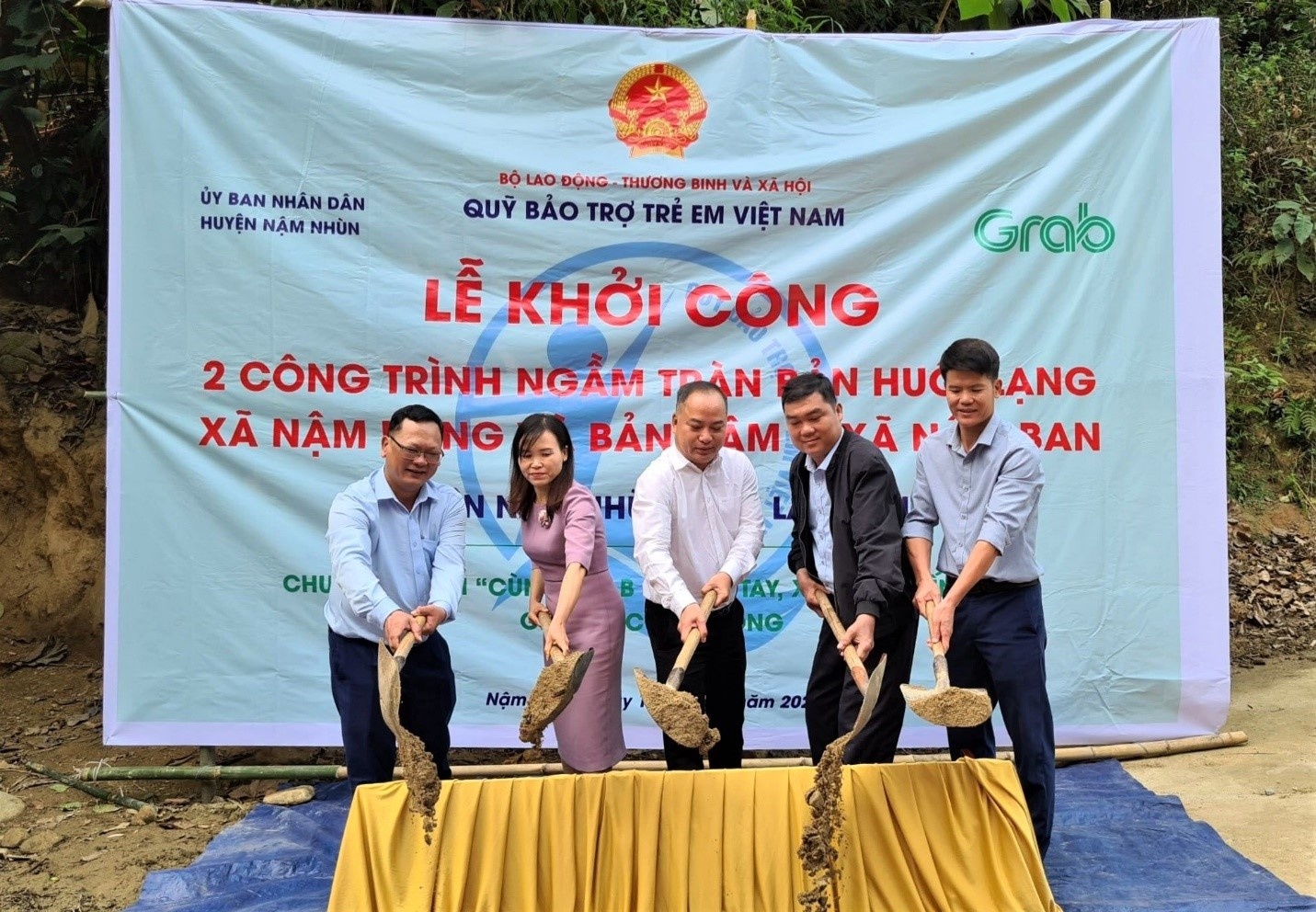 Quy Bao tro tre em Viet Nam va Grab khoi cong 2 cay cau tai Lai Chau hinh anh