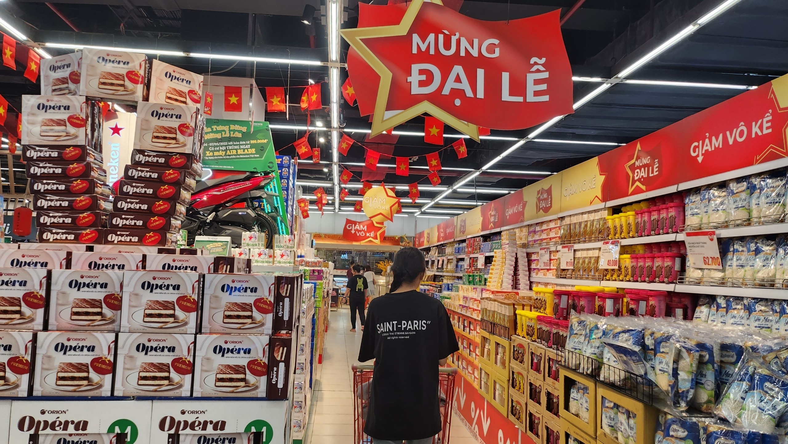 Lotte Mart tung deal hap dan hut khach mua sam dip le 30/4 hinh anh