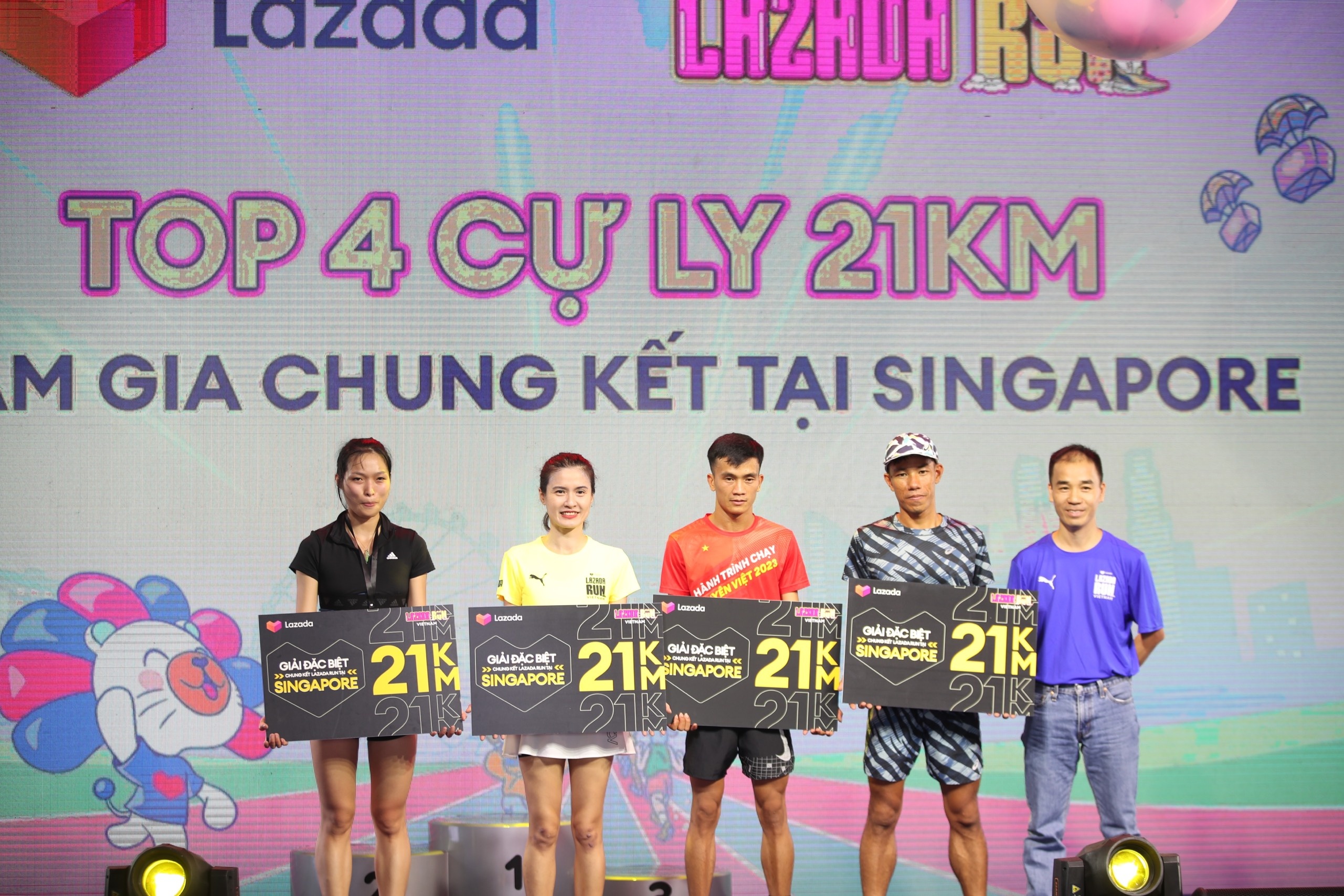 Lo dien 4 runner xuat sac gianh tam ve tranh tai Lazada Run Singapore hinh anh