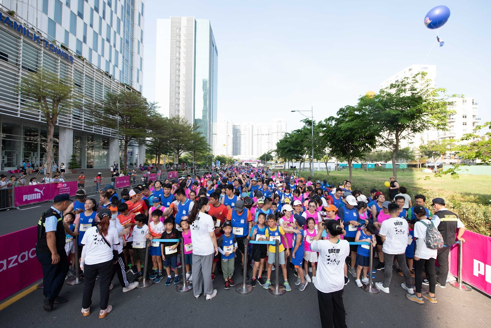 Duong chay ruc mau cua hon 500 gia dinh tai giai chay Lazada Run 2023 hinh anh