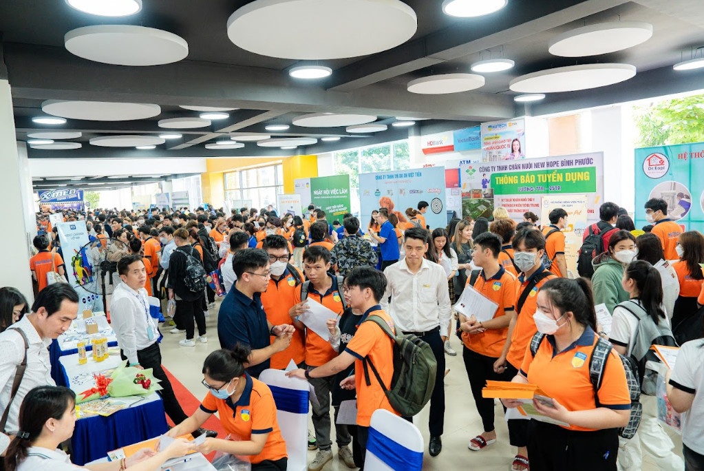 Hon 1.500 sinh vien san viec tai Ngay hoi tuyen dung Thu y - Chan nuoi hinh anh