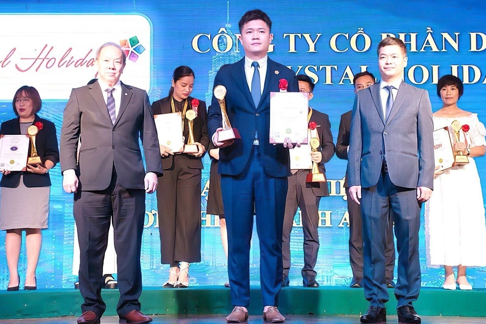 Crystal Holidays duoc vinh danh Top 10 Thuong hieu manh ASEAN 2023 hinh anh