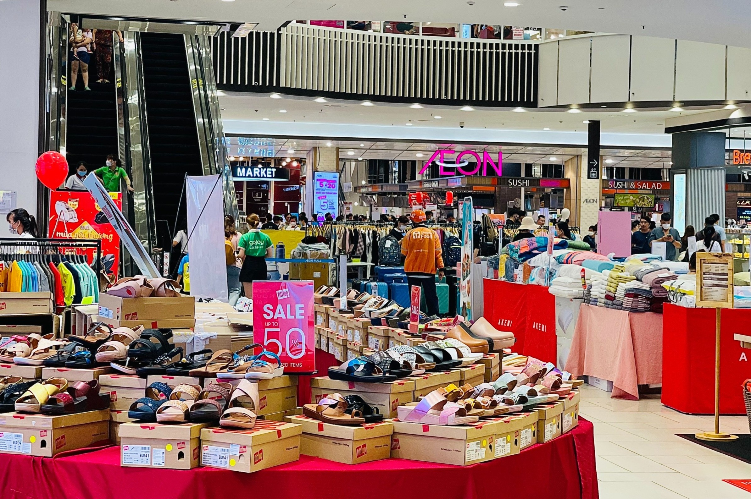 AEON MALL Binh Tan 'sieu sale sap san' voi hon 40 thuong hieu hinh anh