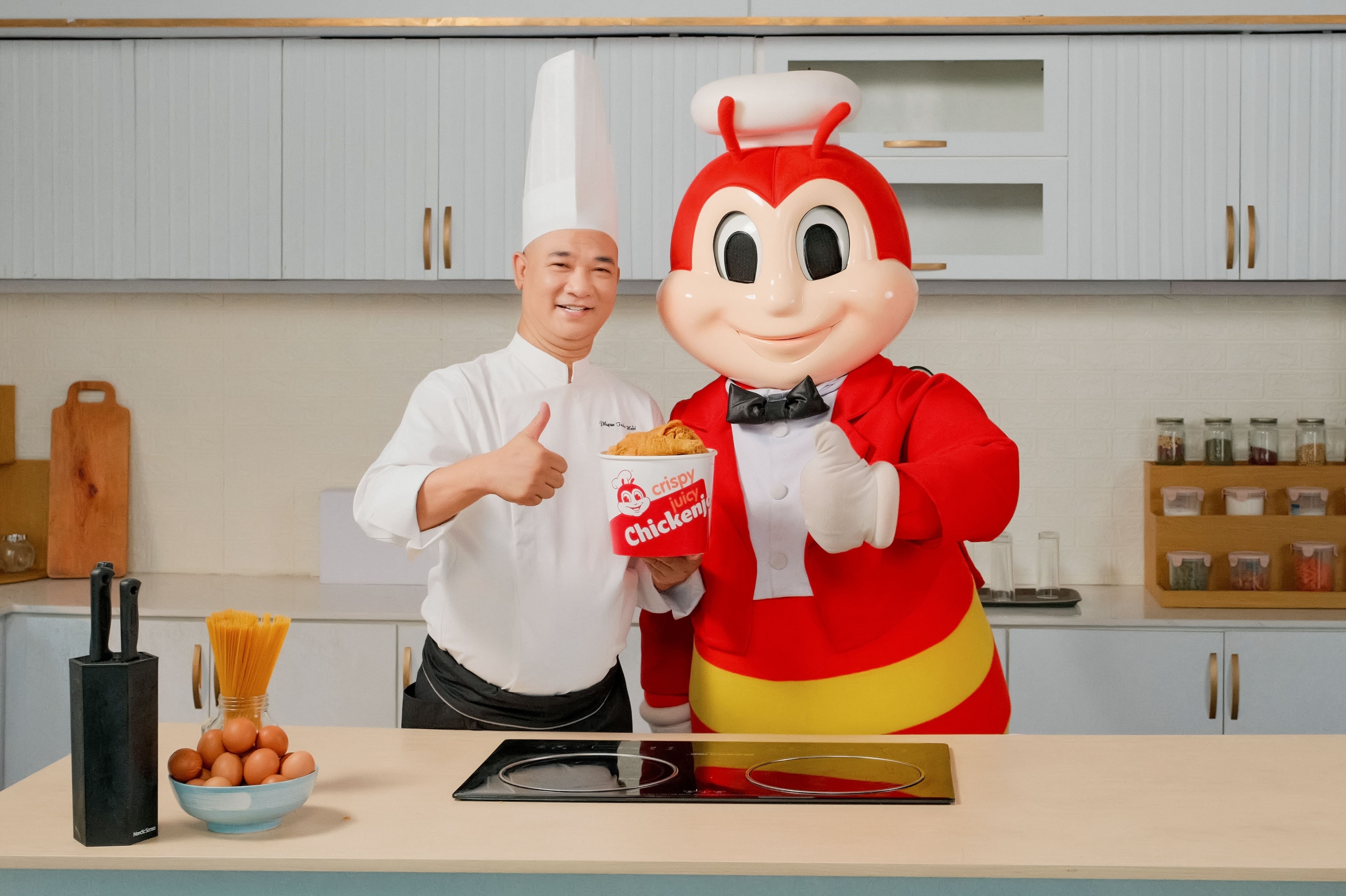 Giam khao Masterchef Viet Nam danh gia ga ran Jollibee hop vi nhat hinh anh
