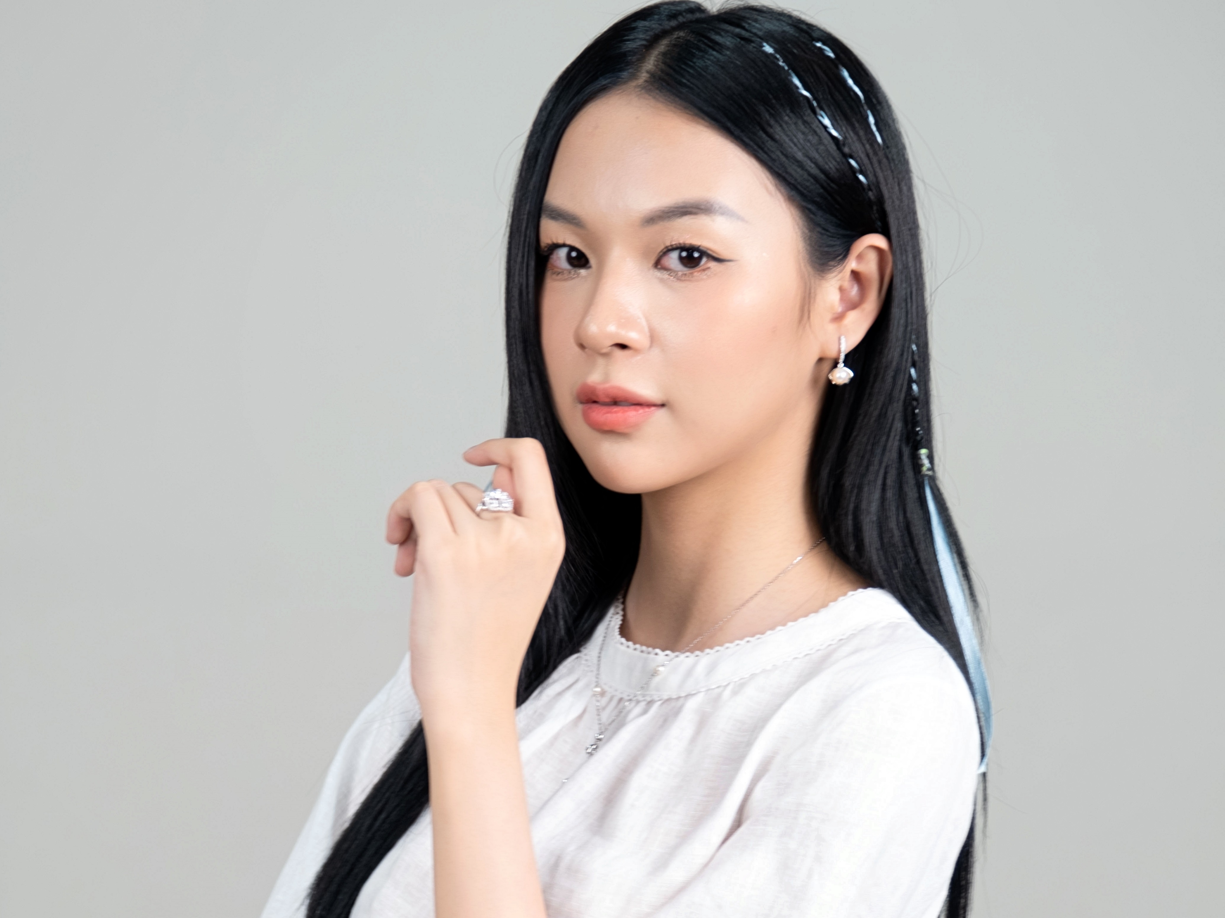 Phi Phuong Anh tiet lo bi quyet ‘nang cap’ outfit voi trang suc hinh anh