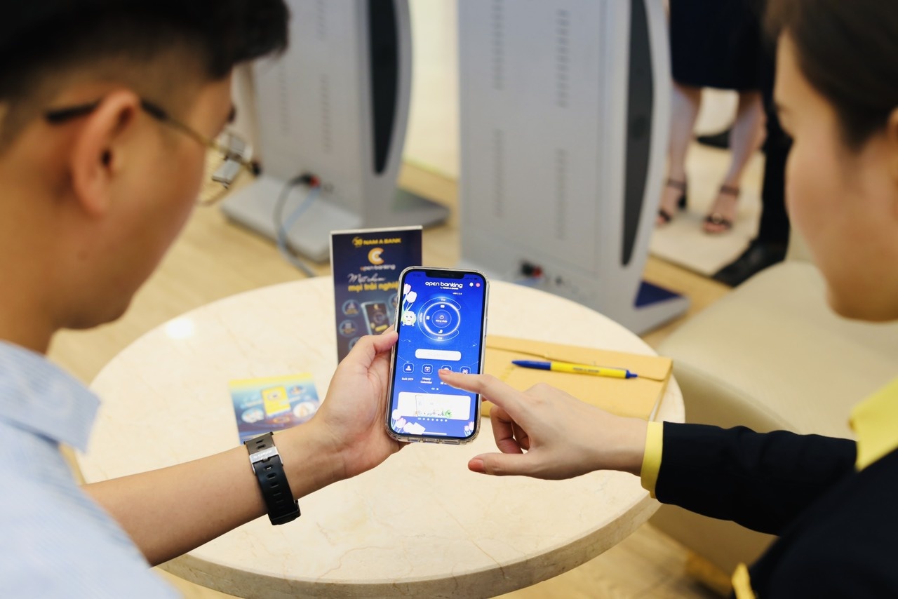 Bi quyet giup khach hang giao dich xuyen le trong mot cham hinh anh