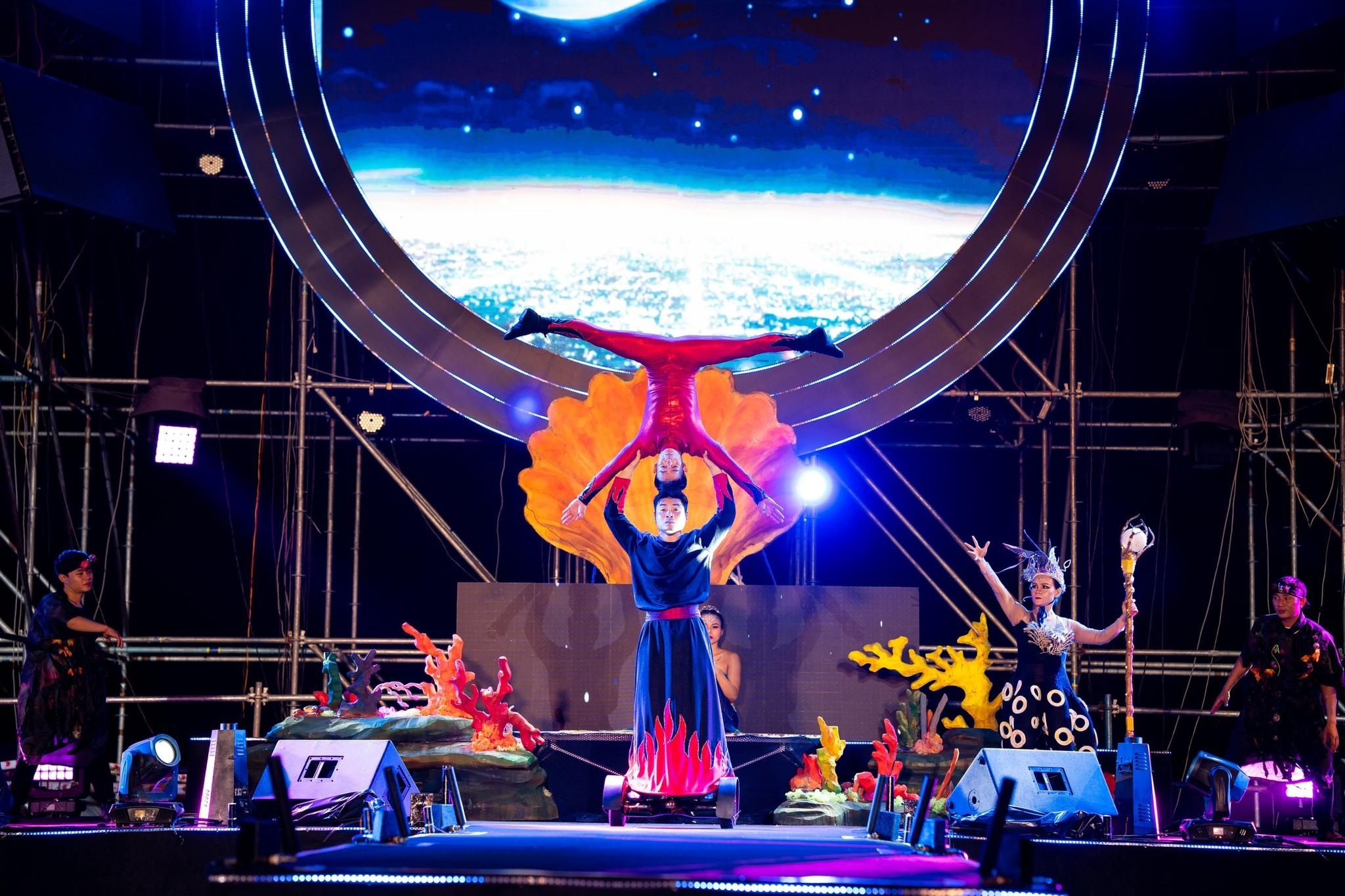 Du khach cho don le hoi bien 29/4 tai Charm Resort Ho Tram hinh anh