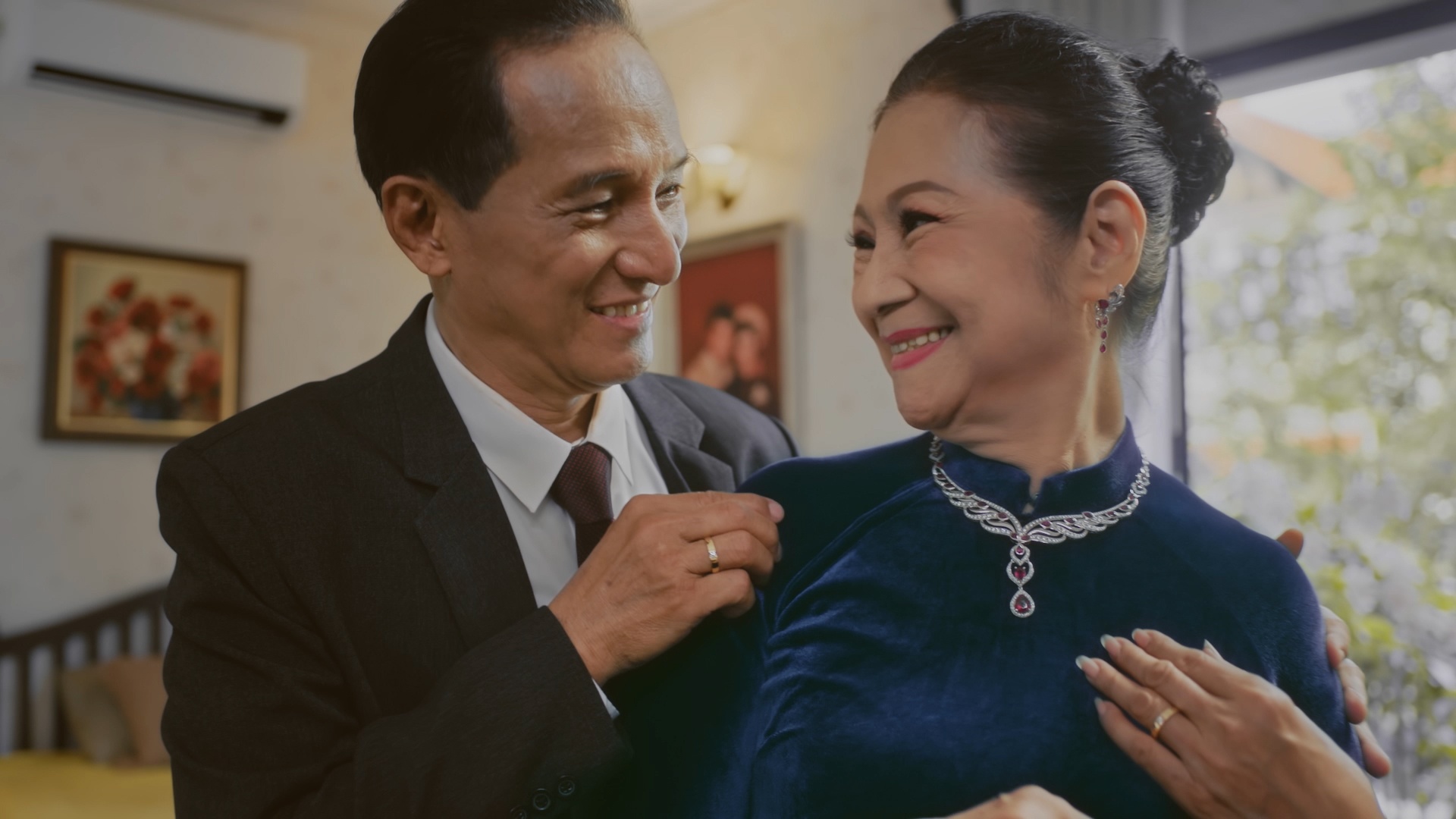Chuyen tinh 35 nam van lap lanh gay xuc dong trong phim ngan cua PNJ hinh anh