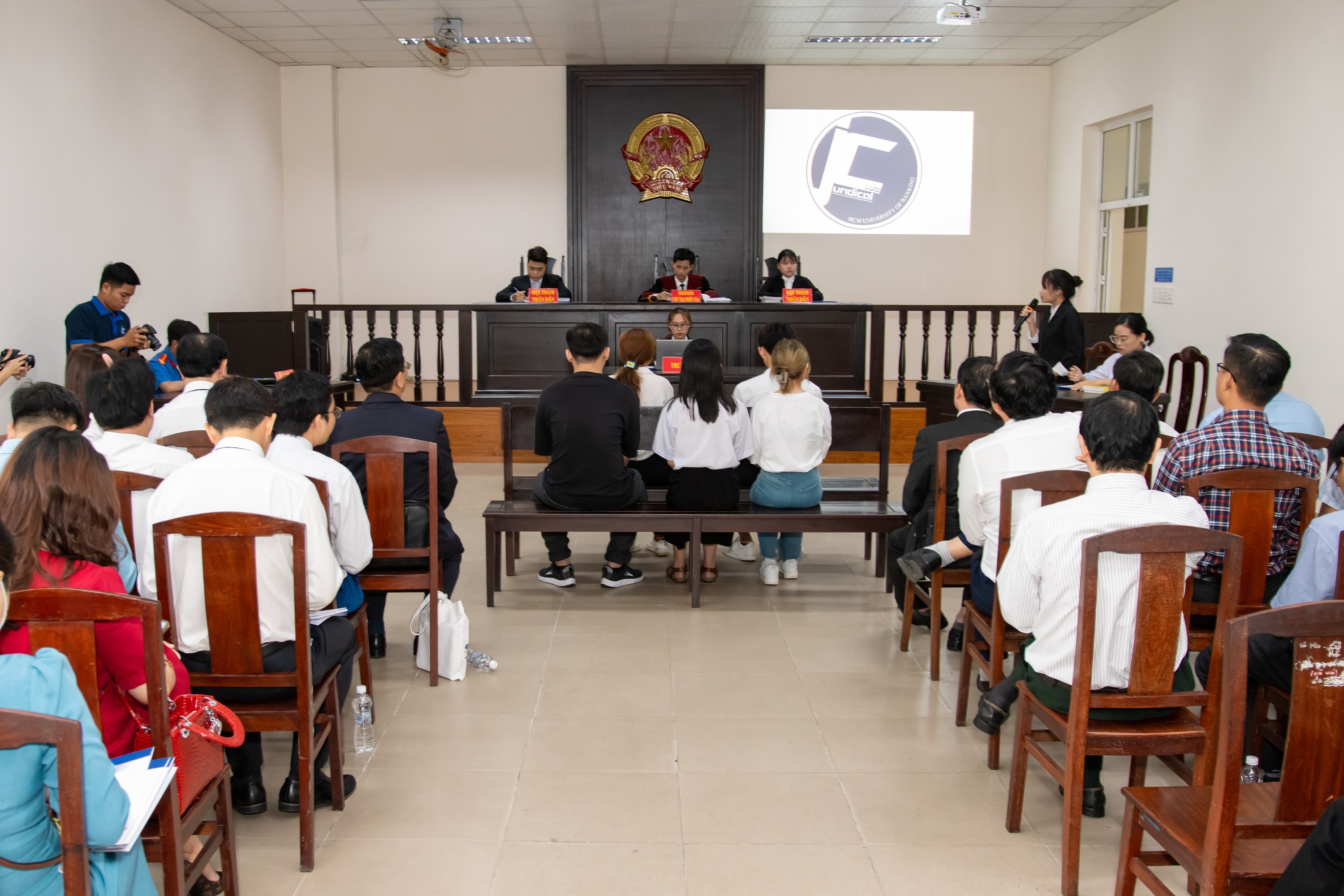 DH Ngan hang,  sinh vien Luat anh 2