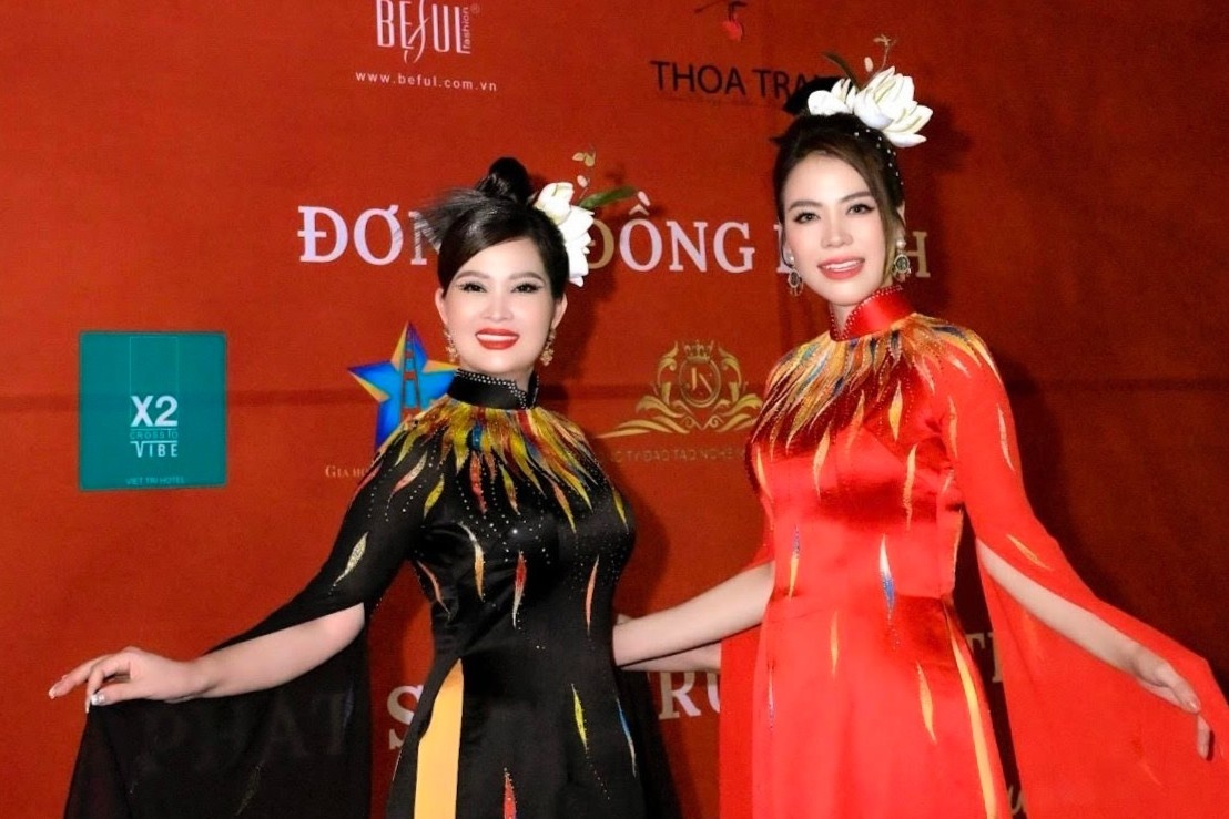 BST ao dai cua NTK Thoa Tran va NTK Huong Befful hinh anh
