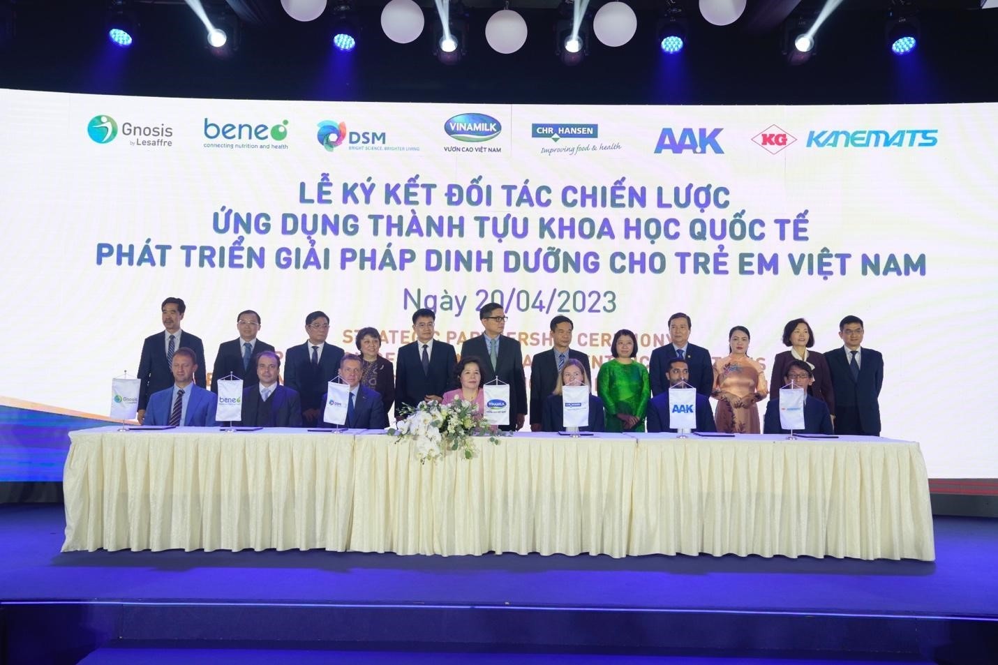 Vinamilk hop tac 6 tap doan dinh duong nang chuan sua bot tre em hinh anh