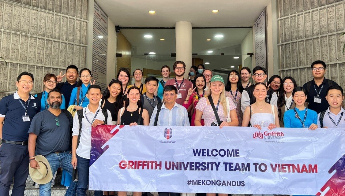 DH Ngan hang,  sinh vien Luat anh 1