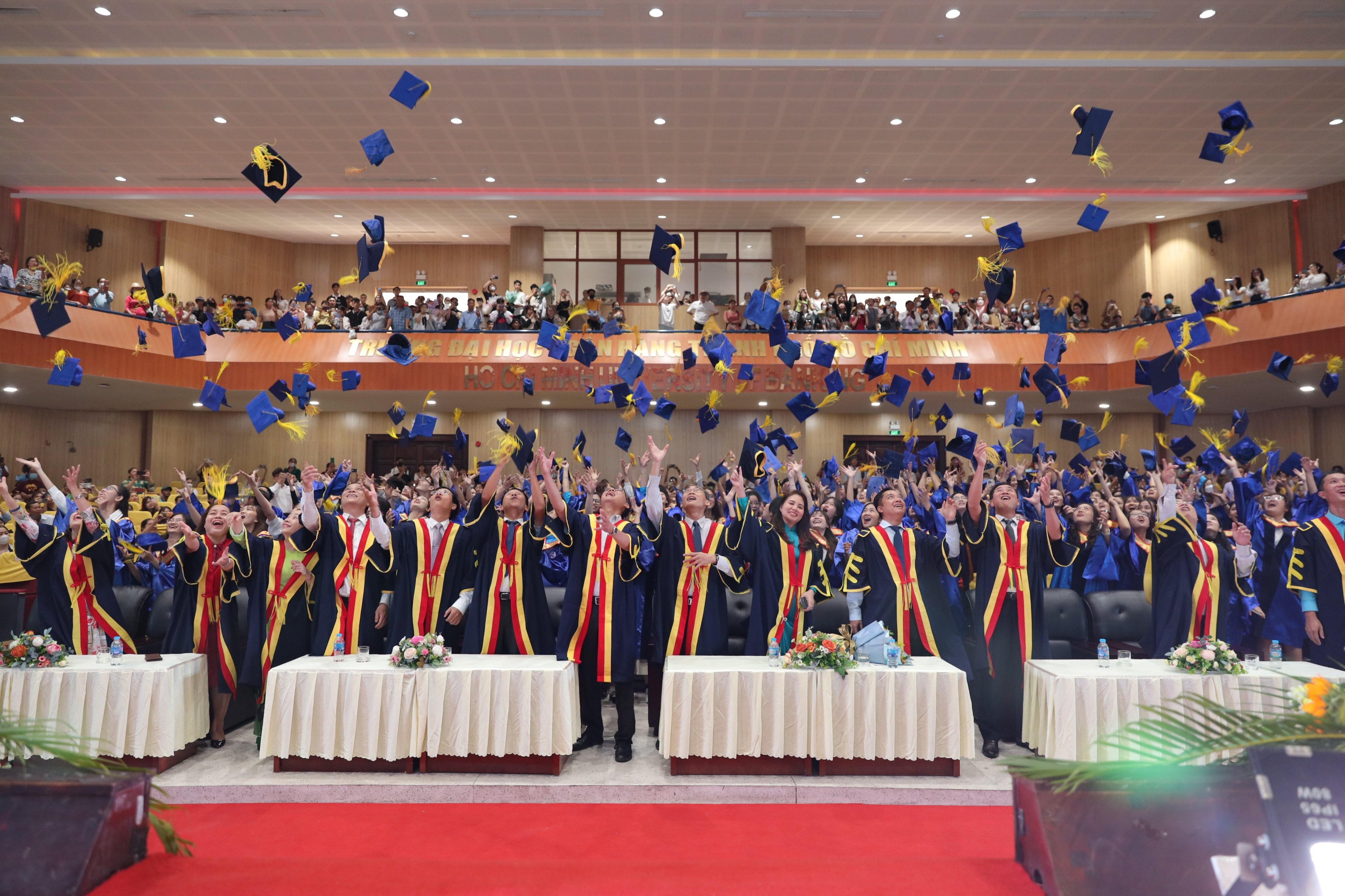 DH Ngan hang,  sinh vien Luat anh 3